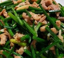 Stir-Fried Pork Shreds with Garlic Chives Flowers