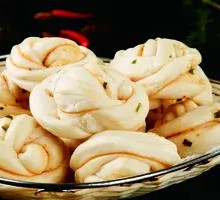 Flower-shaped steamed bun