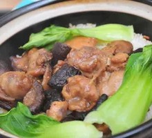 Braised Chicken with Mushrooms in Clay Pot Rice