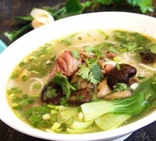 Braised Chicken Rice Noodles with Mushrooms