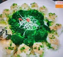 Stir-fried Garlic Steamed River Carp