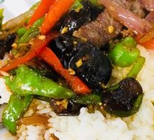 木耳炒牛肉盖浇饭