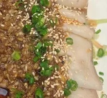 Garlic-Flavored Pork Salad