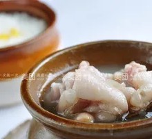 Pig Trotter Soup for Beauty and Health