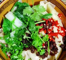 Spicy Beef Dry Noodles with Dumplings
