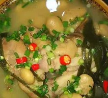Pig Trotter Soup with Herbal Ingredients