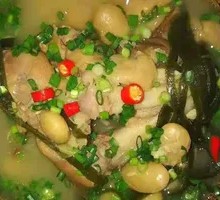 Pig Trotter Soup with Herbal Ingredients