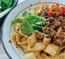 Spicy Beef Dry Noodles with Fresh Chili
