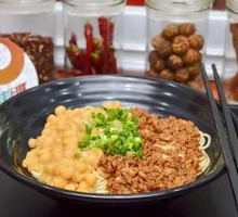 Self-Cooking Spicy Noodles with Sauce