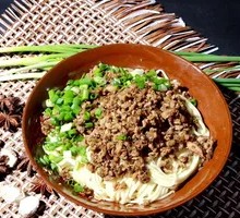 Dry Tossed Noodles with Pork Sauce