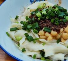 Pea and Pork Sauce Knife-Sliced Noodles