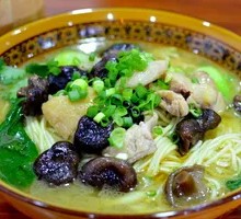 Stewed Chicken Noodles with Mushrooms