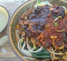 Spicy Oil-Poured Chicken and Mushroom Noodles