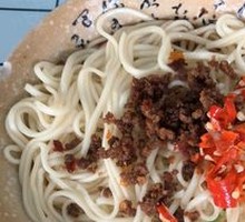 Dry-Mixed Beef Noodles with Fresh Chili