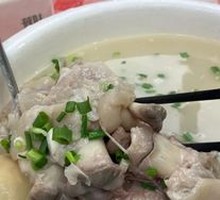 Pig Trotter Soup with Herbal Ingredients