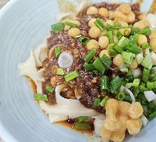 Pea and Meat Sauce Noodles