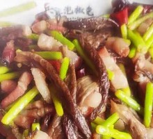 Ganoderma lucidum stir-fried with cured pork
