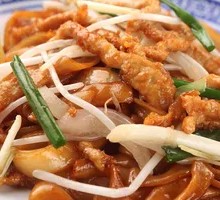 Stir-fried Rice Noodles with Shredded Pork and Egg