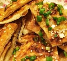 Sauce-Flavored Pancake and Layered Cake Platter