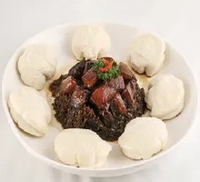 Braised pork with flatbread