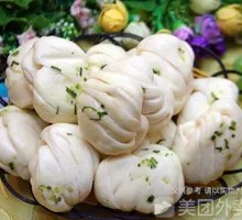 Flower-shaped steamed bun