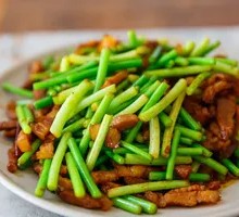 Garlic Shoots Stir-Fried Pork Tripe Rice Bowl