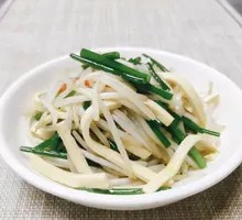 Stir-fried Leek Flowers with Mung Bean Sprouts