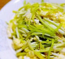 Stir-fried Eggs with Garlic Greens