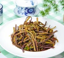 Crispy Fern Stir-Fried with Pork