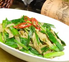 Garlic Greens Stir-Fried with Eggs