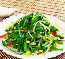 Stir-fried leek with bean sprouts