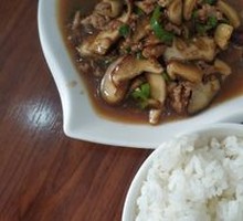 香菇肉片盖浇饭