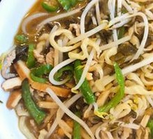 Spicy Pepper and Bamboo Shoot Stir-Fried Noodles with Pork
