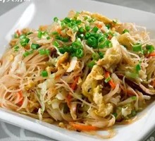 Sausage and Egg Stir-fried细 Noodles
