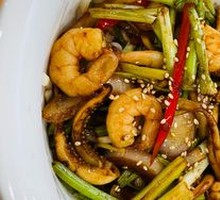 Scallion Stir-Fried Squid and Shrimp with Noodles
