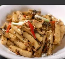 Snow Cabbage and Pork Stir-fried Rice Noodles