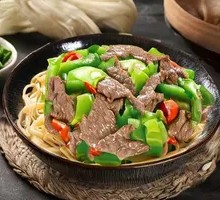 Green Pepper Stir-Fried Beef Noodles