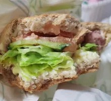 德式烟熏肠三明治