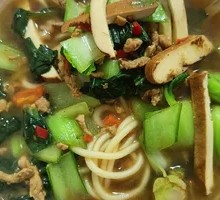 Green Vegetable Tofu Skin and Pork Noodles