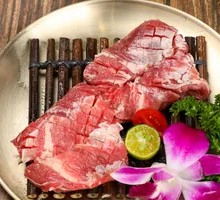 Freshly Sliced Beef Ribs by Fudengdeng