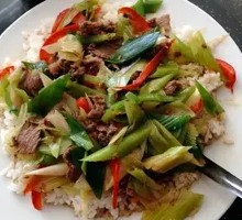Scallion Stir-Fried Beef Rice Bowl