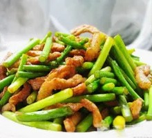 Garlic Shoots with Shredded Pork
