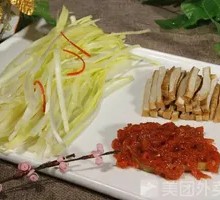 Stir-fried Pork Shreds with Leek and Tofu Skin