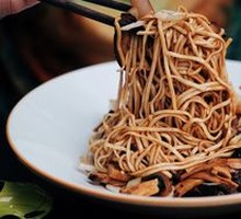 Crispy Eel Noodles with Spicy Sauce