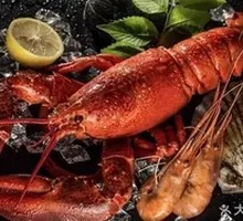 Steamed Lobster with Garlic Rice Noodles