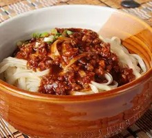 Hot Dry Noodles with Fried Sauce