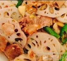 Braised Pork with Lotus Root in Wooden Bucket Rice