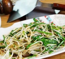 Stir-fried leek with bean sprouts