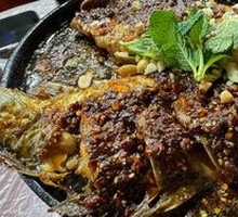 Stir-Fried Crucian Carp on Iron Plate