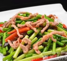 Stir-fried garlic shoots with pork over rice